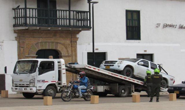Los vehículos estacionados en sitios prohibidos son inmovilizados. Cortesía.