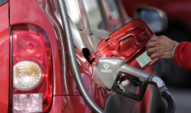 Pese al aumento del último mes del año, el precio de la gasolina para este año se convierte en el más bajo desde mayo de 2017, cuando fue en promedio de 8.156 pesos por galón en las 13 principales ciudades. Colprensa