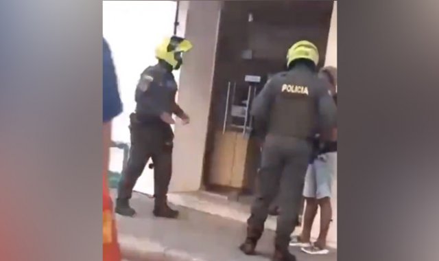 En medio del procedimiento, Sampson es golpeado y amenazado con una pistola. Cortesía