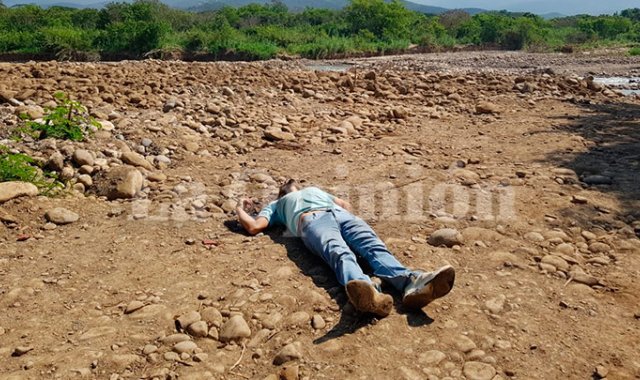 A la víctima le hallaron un documento de identidad y al cierre de esta edición las autoridades establecían si correspondía a su identidad. La Opinión