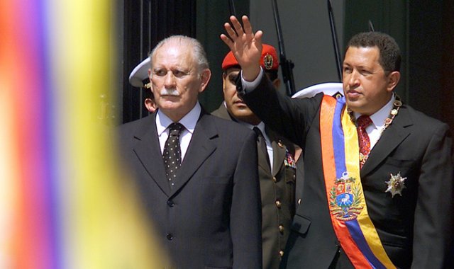 José Vicente Rangel (izquierda) junto al tambien fallecido Hugo Chávez. Archivo