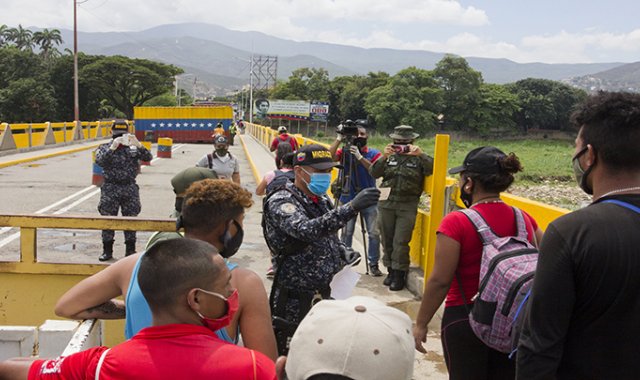 La vacuna se aplicará teniendo en cuenta los estudios de la población que ha venido desarrollando el comité que se designó para este fin. Archivo / La Opinión