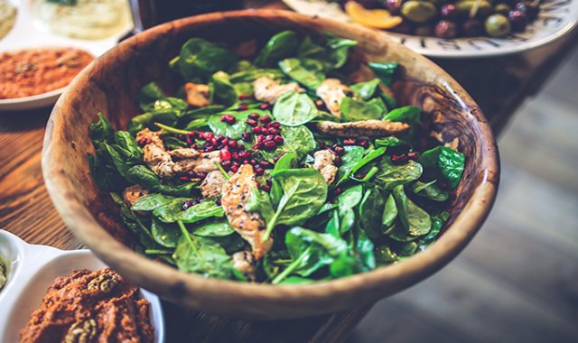 Es importante recordar que mantener una vida balanceada no depende únicamente de la alimentación. Sumado a esto, los médicos sugieren actividad física regular y garantizar un descanso óptimo para el cuerpo. Cortesía