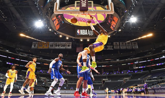 La NBA logró terminar la pasada campaña resguardándose del virus en la sede "burbuja" de Disney World (Orlando). AFP
