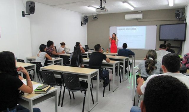 La convocatoria busca formar a los beneficiarios en programación. Archivo La Opinión