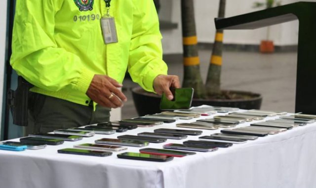 La Policía recomienda tener cuidado con los bolsos o morrales en medio de las aglomeraciones. Colprensa