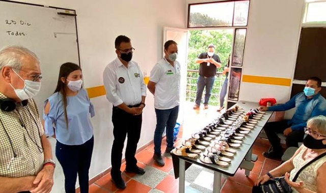 Los zapateros presentaron hoy sus creaciones al alcalde Jairo Tomás Yá;ez. Cortesía