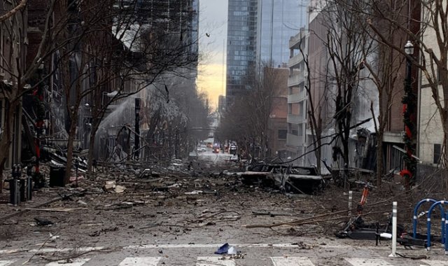 En esta foto de la cuenta de Twitter del Departamento de Bomberos de Nashville se ven daños en una calle después de una explosión.
AFP