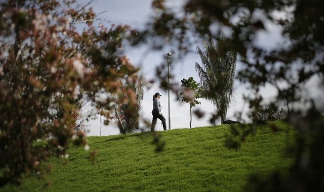Por ahora, miles de ciudadanos salen a los parques a realizar actividades deportivas. Colprensa