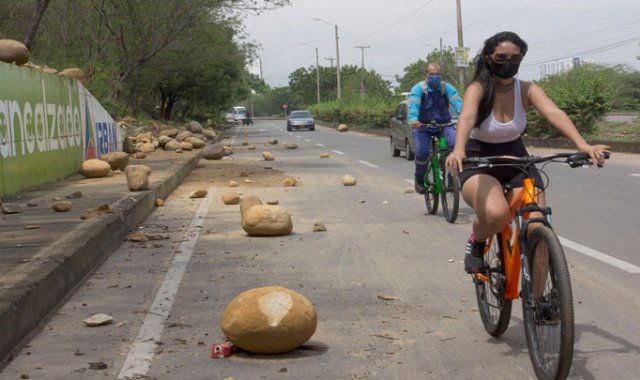 Las avenidas han sido punto de inconformidad de las personas que circulan por esos sectores debido a un descuidado mantenimiento . La Opinión