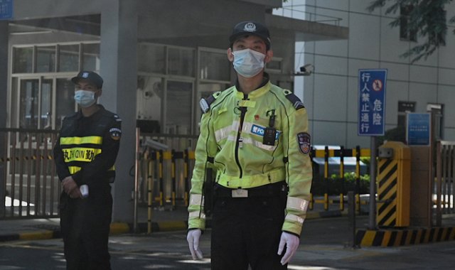 El atacante fue detenido por policías. AFP