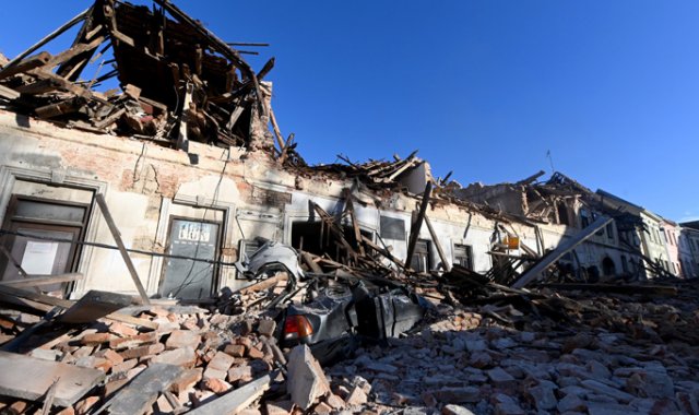 Varias edificaciones se vinieron abajo con el movimiento telúrico. AFP