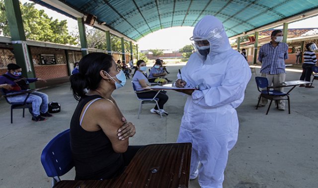 El gobierno venezolano reportó hasta el lunes 1.018 fallecidos por el virus. AFP