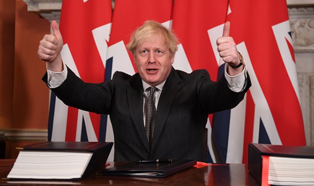 El primer ministro británico, Boris Johnson, da un doble pulgar hacia arriba después de firmar el Acuerdo de Comercio y Cooperación entre el Reino Unido y la UE, el acuerdo comercial Brexit. AFP