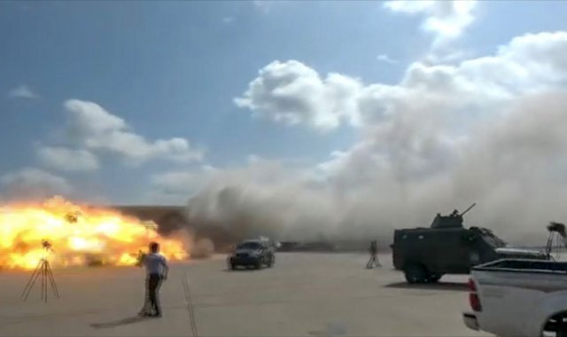Dos explosiones se produjeron cuando el avión que transportaba al nuevo gobierno de unión aterrizó y los funcionarios comenzaban a salir de su interior. AFP