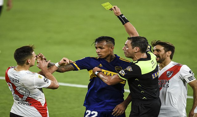 Los colombianos Borré y Villa anotaron un gol para sus equipos. AFP