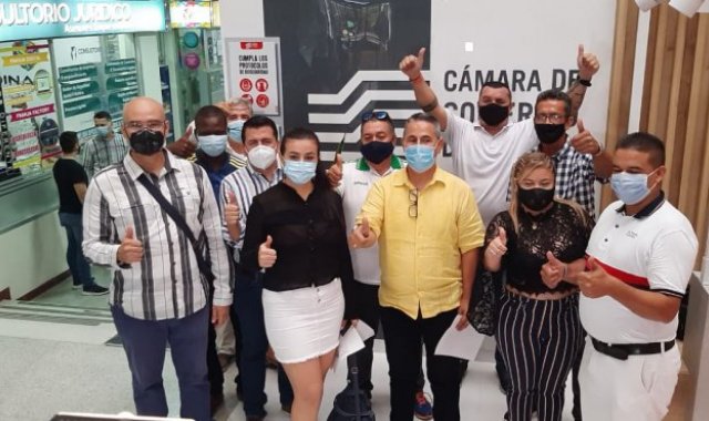 Estos son los miembros que constituyeron el Comité ante la Cámara de Comercio, en noviembre. Archivo-La Opinión