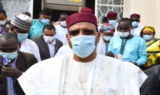 El candidato presidencial de Níger, Mohamed Bazoum, abandona el colegio electoral después de emitir su voto en Niamey durante las elecciones presidenciales y legislativas de Níger. AFP