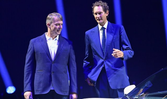 El CEO de Fiat Chrysler Automobiles (FCA), Michael Manley (izq), y el presidente de FCA, John Elkann. AFP