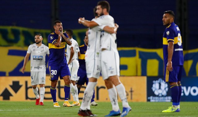 El juego estuvo cargado de polémica por un penal que no le fue pitado al equipo brasilero. AFP