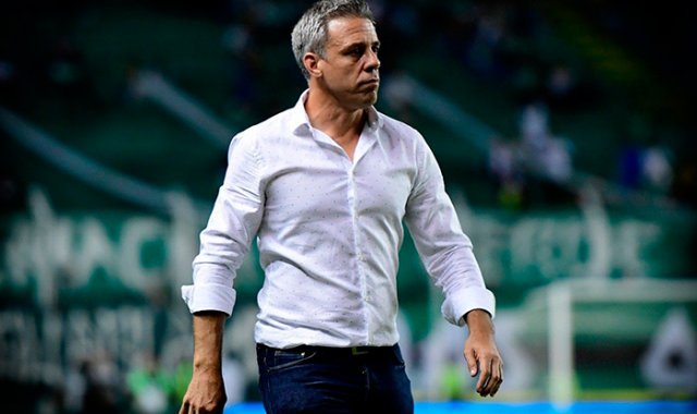 El argentino debutó en los banquillos técnicos con el Cúcuta Deportivo en el 2018 cuando logró el ascenso del equipo motilón. Luego pasó al Deportivo Cali del que dio el salto a Independiente de Avellaneda, el club de sus amores. Archivo/La Opinión