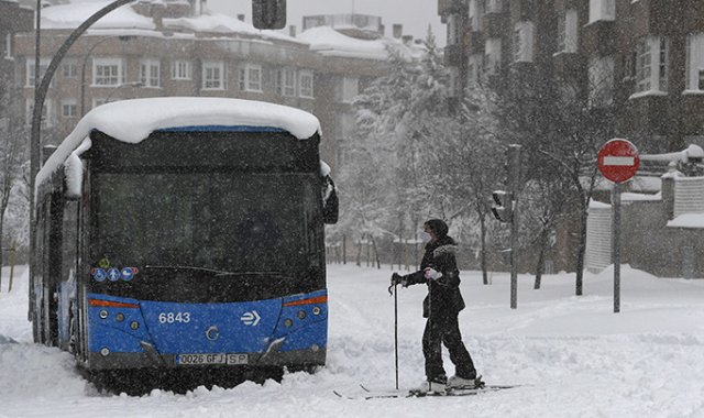 Las vías terrestres, ferroviarias y aéreas han sido cortadas por las violentas borrascas de nieve que se abaten desde el viernes por la tarde sobre gran parte del país. AFP