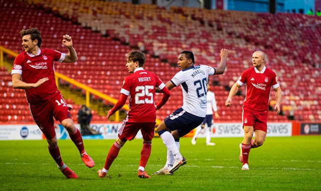 Alfredo Morelos marcó un doblete en la victoria del Rangers 2-1 frente al Aberdeen en la liga de Escocia. Rangers/Twitter