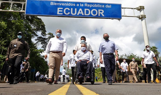 Los presidentes de Ecuador, Lenin Moreno y Colombia, Iván Duque y el Ministro de Defensa de Ecuador, Oswaldo Jarrin, reunidos para supervisar las obras de construcción en el puente internacional entre los dos. países sobre el río Mataje, en la provincia ecuatoriana de Esmeraldas. AFP