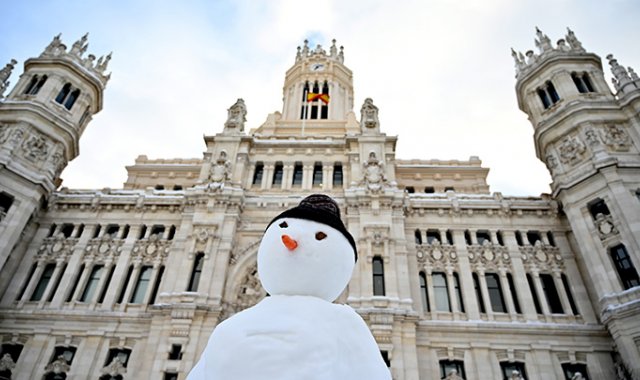 Las tormentas de nieve en España dejaron tres muertos y provocaron el caos en gran parte del país, atrapando a los automovilistas y cerrando las conexiones aéreas y ferroviarias de la capital. AFP
